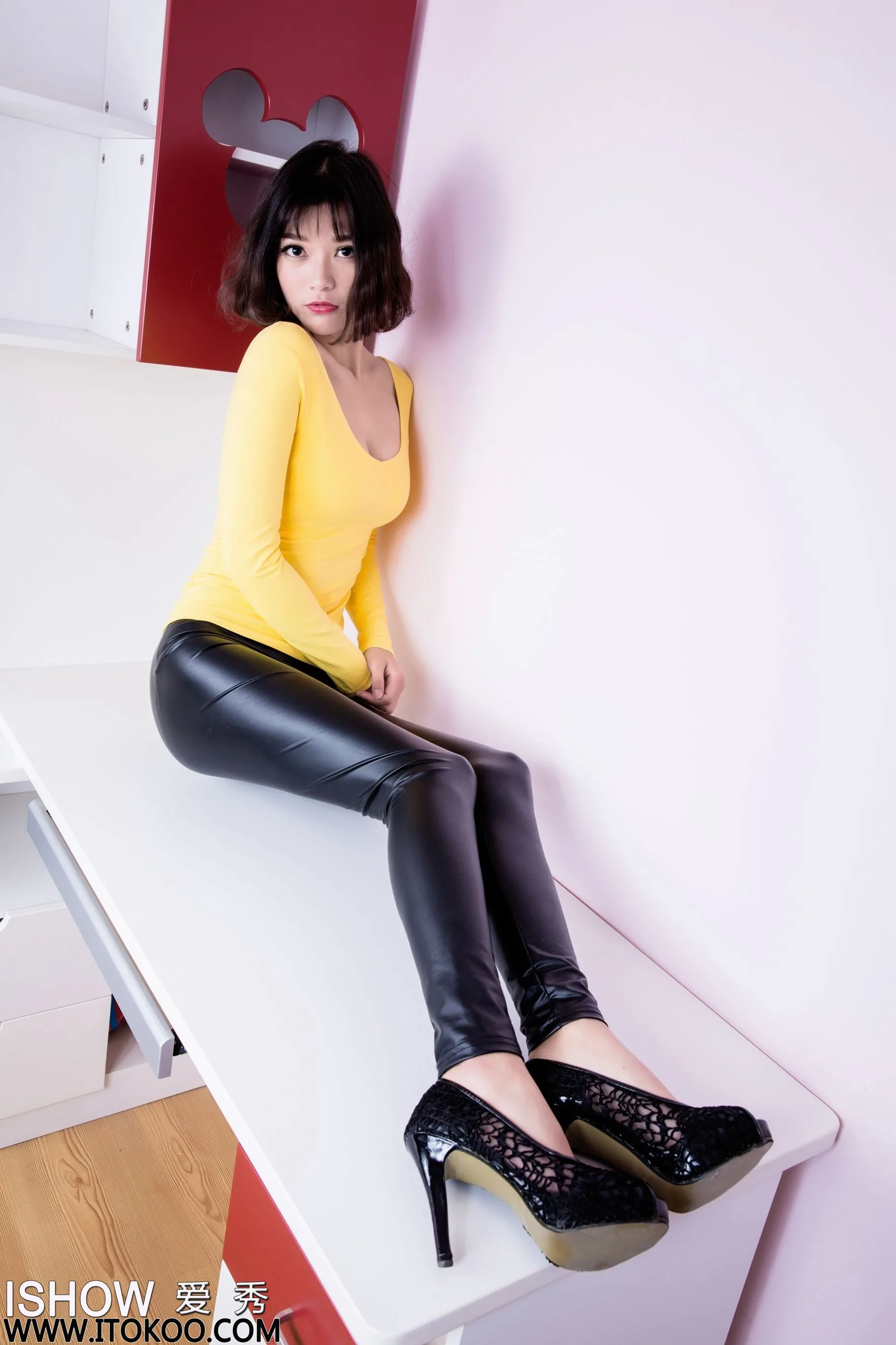 [ISHOW] Số 019 Yu Feifei Faye - Bộ ảnh với quần da dài và giày cao gót - 11