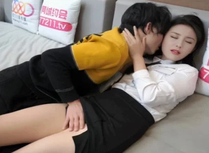 Cô thư ký xinh đẹp bí mật phục vụ sếp vì tiền